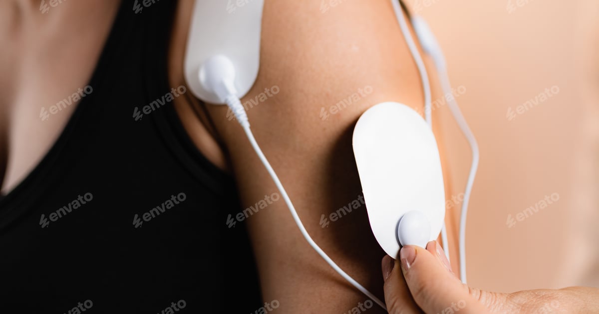 TENS-Elektroden werden für eine Elektrotherapie auf dem Rücken eines Patienten platziert