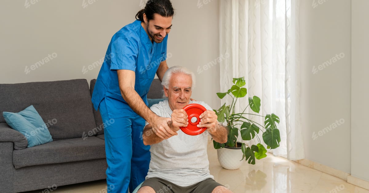 Seniorin führt unter Anleitung eines Physiotherapeuten Gleichgewichtsübungen in ihrem Wohnzimmer durch
